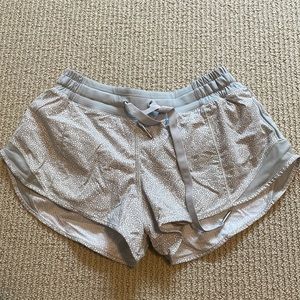 Lululemon hotty hot shorts 2.5”